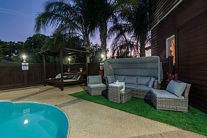 פינות ישיבה ליד בריכה - אחוזת ברש